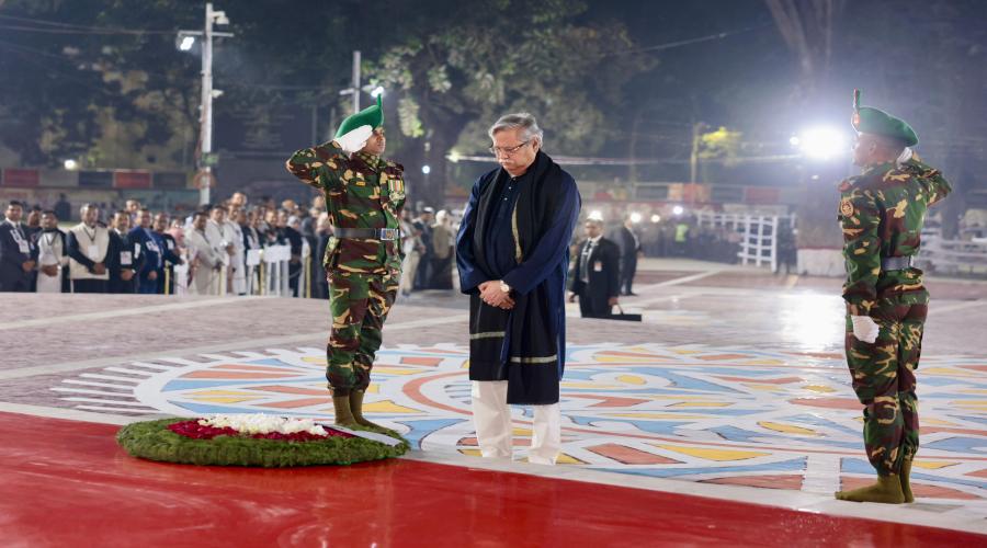 একুশের প্রথম প্রহরে কেন্দ্রীয় শহীদ মিনারে রাষ্ট্রপতির শ্রদ্ধা