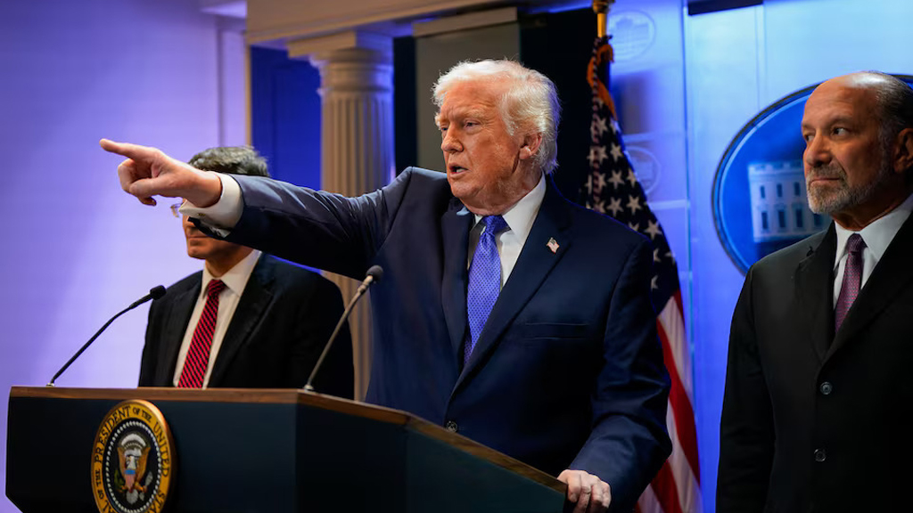 ট্রাম্পের ১০% বৈশ্বিক শুল্ক কার্যকর, সুপ্রিম কোর্টের রায়ের পরও কঠোর অবস্থান