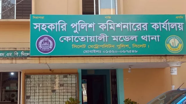 দুর্গন্ধের উৎস খুঁজতে গিয়ে বন্ধ দোকানে মিলল ব্যবসায়ীরা মরদেহ