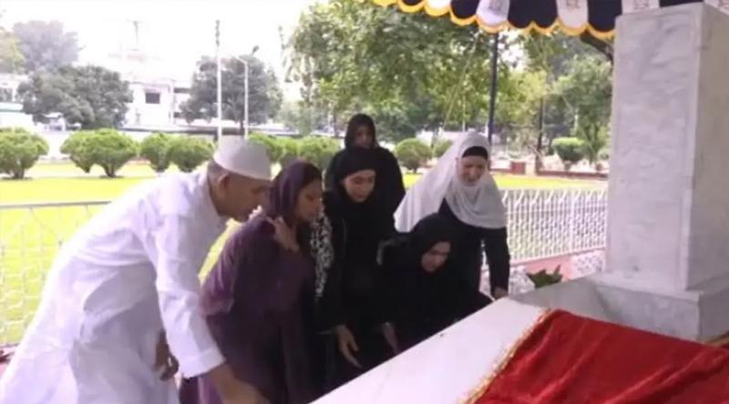 মেয়েকে নিয়ে বাবার কবর জিয়ারতে জুবাইদা রহমান