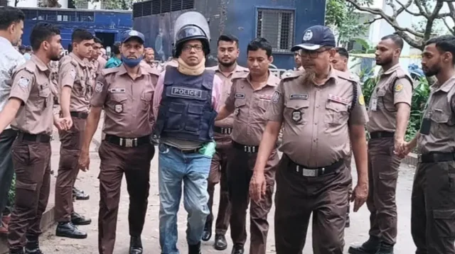 ‘ভয় পাইছে, ভয় পাইছে’: সাক্ষীর উদ্দেশ্যে পলক