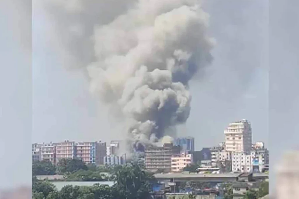 টঙ্গীতে ওষুধ কারখানায় ভয়াবহ আগুন, নিয়ন্ত্রণে কাজ করছে ১৮ ইউনিট